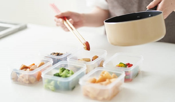 日経続落でも買われる食品関連株が強い理由